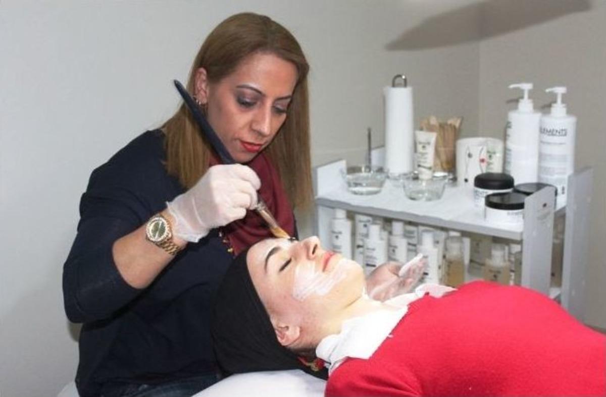 (&ouml;zel Haber) Kan Davasından Ka&ccedil;tı Şimdi Kadınları G&uuml;zelleştiriyor