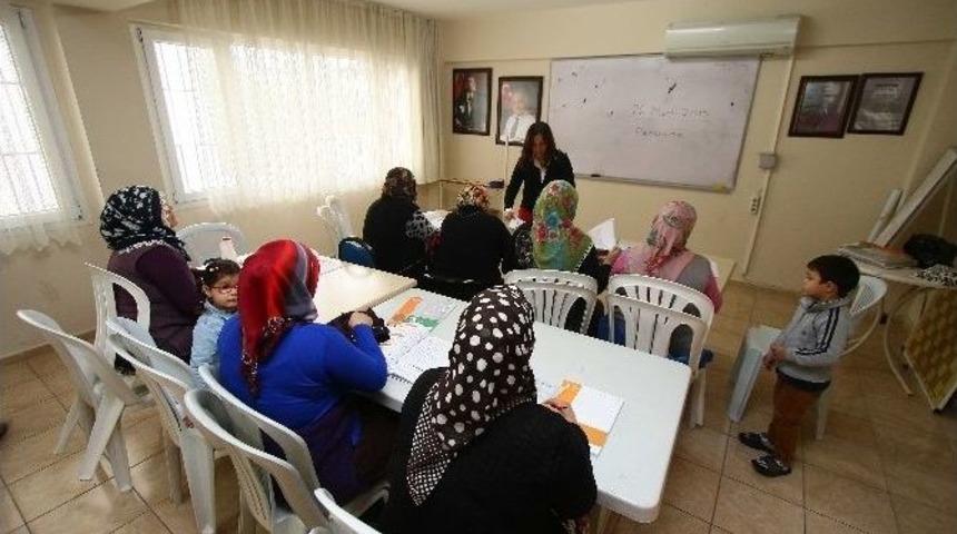 Bayraklı&rsquo;da Vatandaşların Okuma Yazma Sevinci