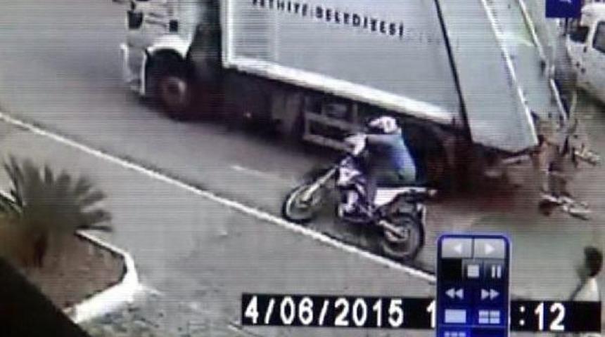 D&uuml;ğ&uuml;n Hazırlığı Yaparken &Ccedil;&ouml;p Kamyonu Altında Can Verdi