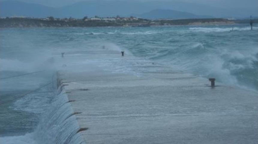 Didim'de Şiddetli R&uuml;zgarda 4 Metrelik Dalga Oluştu