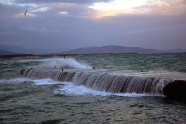 Didim de Şiddetli Rüzgarda 4 Metrelik Dalga Oluştu 1