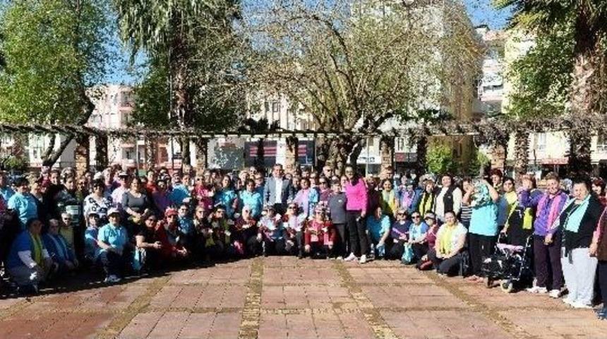 Kanseri Sporla Yenen 8 Kadına Başkan Uysal Ta&ccedil; Taktı