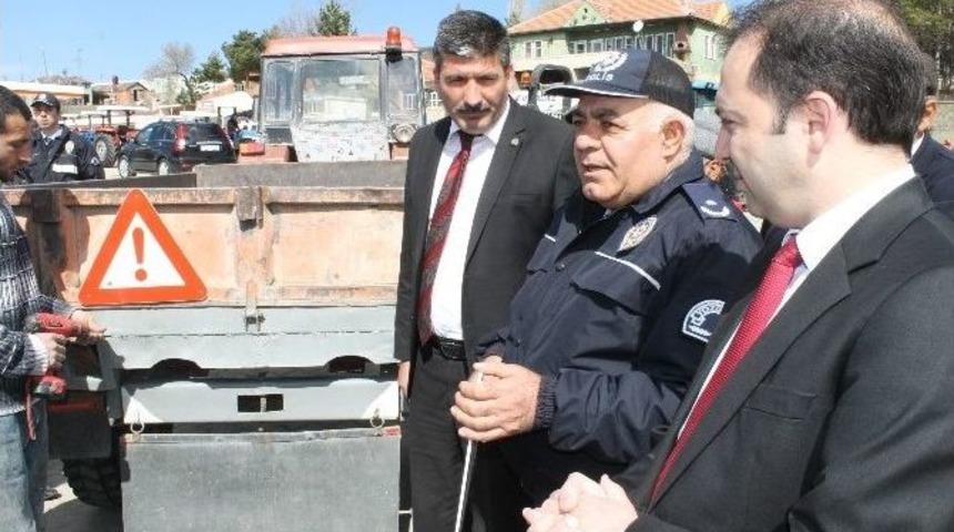 Akdağmadeni İl&ccedil;esinde Trakt&ouml;r S&uuml;r&uuml;c&uuml;lerine Reflekt&ouml;r Dağıtıldı