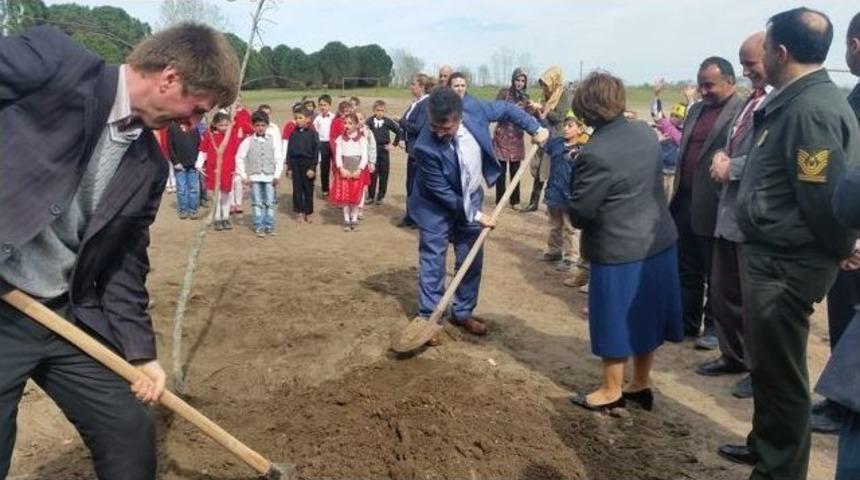 Milli Eğitim M&uuml;d&uuml;r&uuml; Fidan Dikti