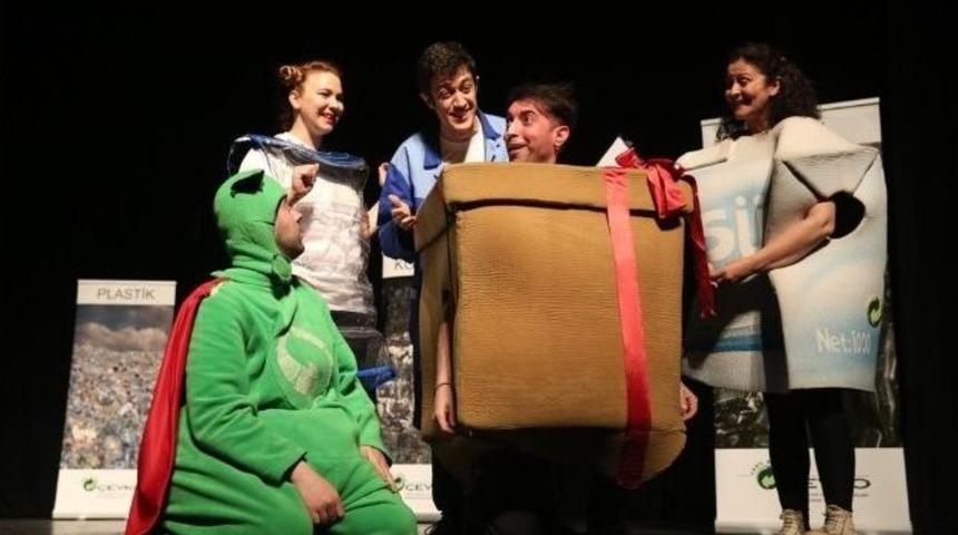 &Ccedil;evreci &Ouml;ğrencilere Tiyatro &Ouml;d&uuml;l&uuml;