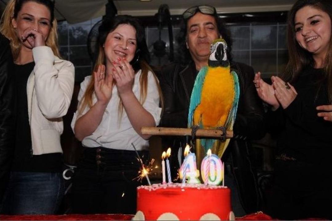 (&ouml;zel Haber) &Ouml;zal&rsquo;ın Papağanına 40. Yaş Kutlaması