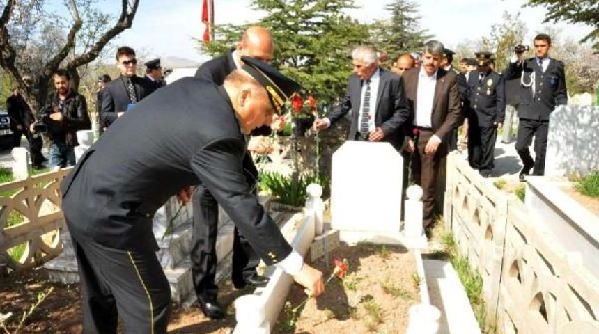 Elazığlı Şehit Polisler Mezarları Başında Anıldı