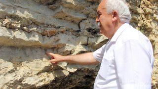  Herkes dev kayalıkların üzerinde o izi arıyor