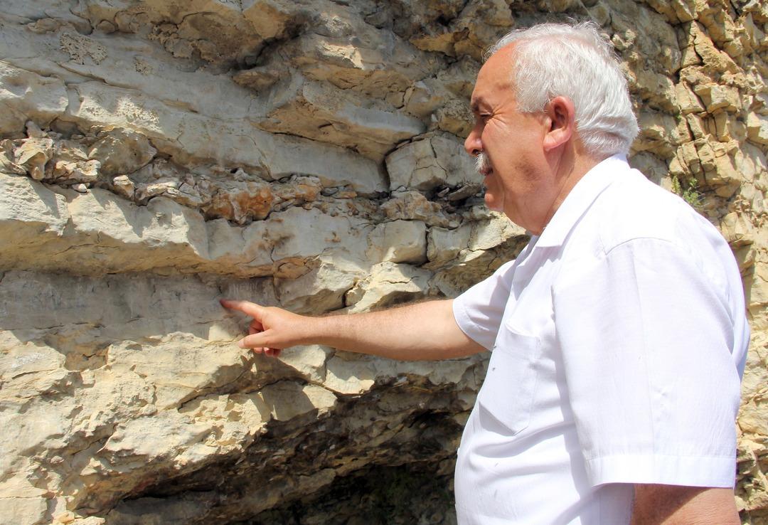  Herkes dev kayalıkların &uuml;zerinde o izi arıyor