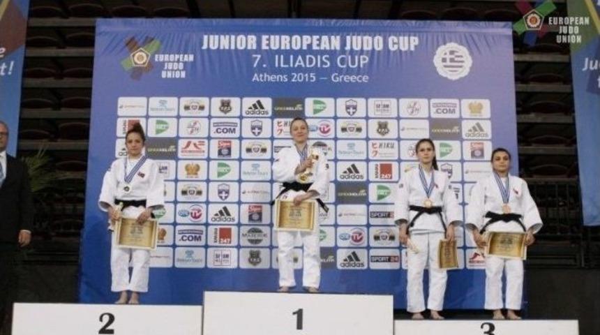 Altıeyl&uuml;l&rsquo;&uuml;n Sporcuları Başarıya Doymuyor