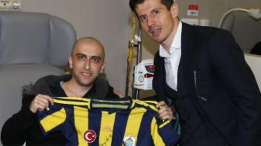 Emre Bel&ouml;zoğlu Onkoloji Hastalarını Ziyaret Etti