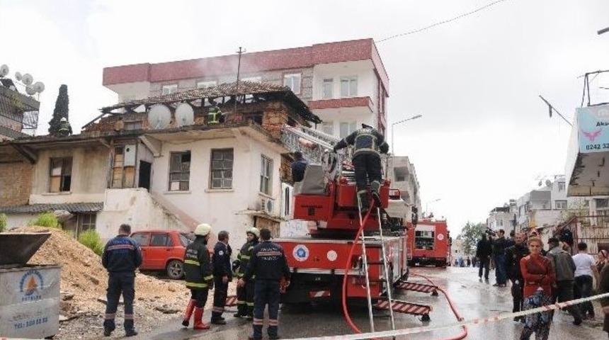 Metruk Bina &Ccedil;ıkan Yangında Yıkıldı