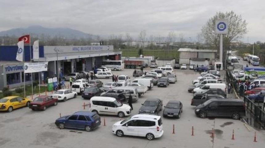 T&uuml;vt&uuml;rk'te Iş&ccedil;iler Işten &Ccedil;ıkartılınca Uzun Ara&ccedil; Kuyrukları Oluştu