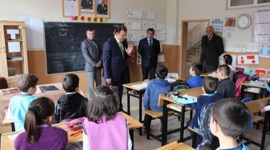 Yıldızeli Belediyesi &Ouml;ğrencilere Diş Macunu Ve Fır&ccedil;a Dağıttı