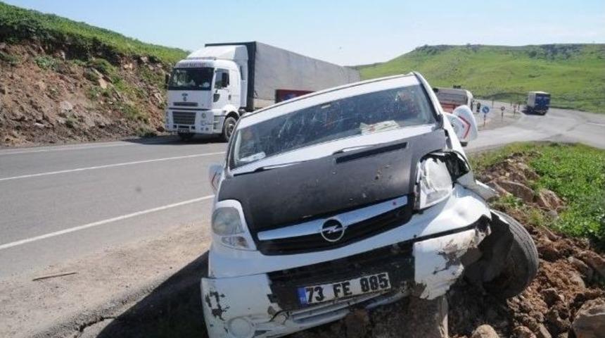 Tır&rsquo;ın Sıkıştırdığı Kamyonet Kaza Yaptı: 4 Yaralı