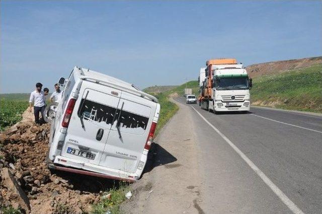 Tır’ın Sıkıştırdığı Kamyonet Kaza Yaptı: 4 Yaralı