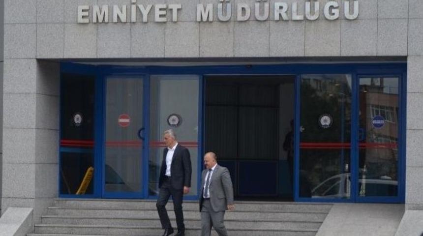 Başkan Hacıosmanoğlu&rsquo;na Emniyet M&uuml;d&uuml;rl&uuml;ğ&uuml; &Ccedil;ıkışında G&ouml;zaltındaki Emre A.&rsquo;nın Annesi Ve Akrabalarından Tepki
