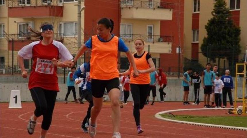 G&ouml;rme Engelliler Milli Forma I&ccedil;in G&ouml;n&uuml;l G&ouml;z&uuml;yle Koştu