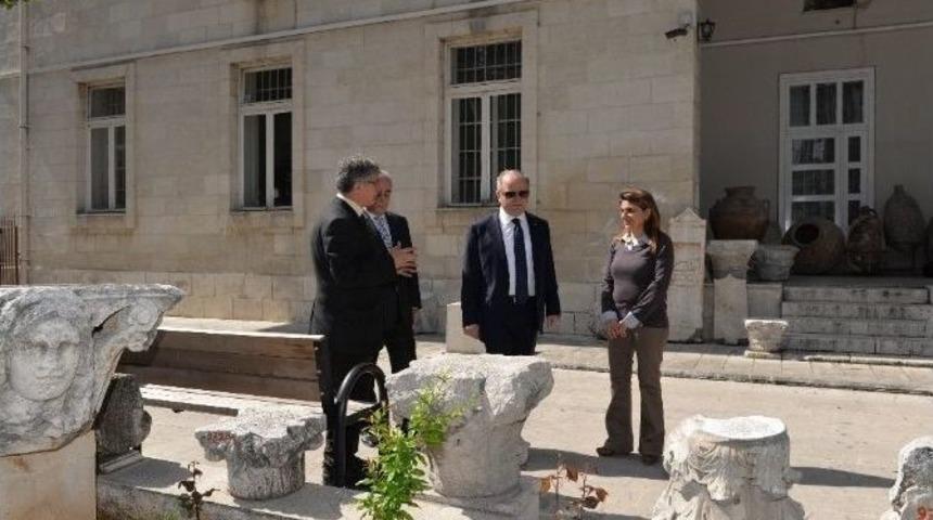 Vali &Ccedil;akacak&rsquo;tan Arkeoloji M&uuml;zesi Ve Mdob&rsquo;a Ziyaret