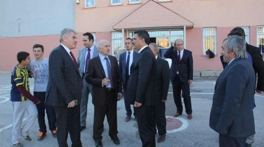 Vali Odabaş Yeni Yapılacak Okul Alanında İncelemelerde Bulundu