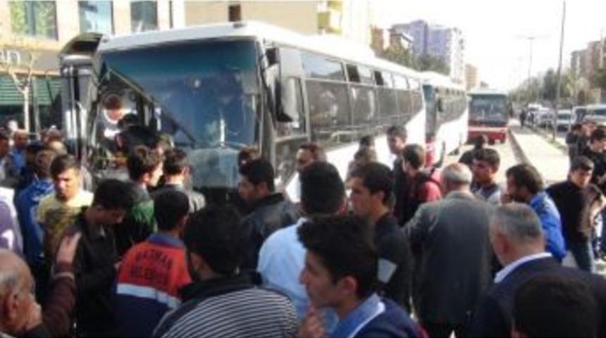 Batman&rsquo;da Şof&ouml;rlerin Yolcu Kavgası: 1 Yaralı