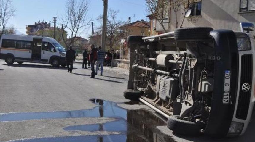 Karaman&rsquo;Da &Ouml;ğrenci Servisleri &Ccedil;arpıştı: 6&rsquo;Sı &Ouml;ğrenci 8 Yaralı
