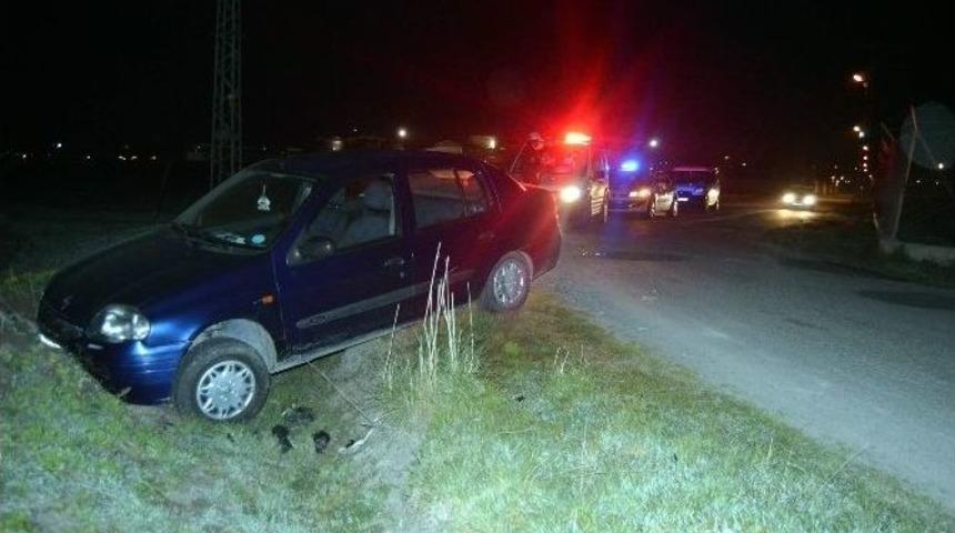 Otomobil Sulama Kanalına D&uuml;şt&uuml;: 3 Yaralı