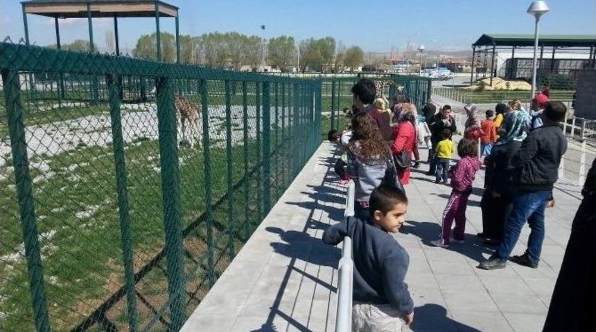 Engelli Vatandaşlar Hayvanat Bah&ccedil;esi&rsquo;ni Gezdi