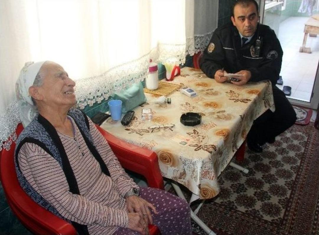 Yaşlı Kadın 5 Bin 60 Lirayı Balkondan &Ccedil;&ouml;pe Attı