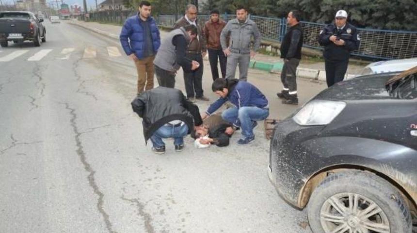 Hafif Ticari Aracın &Ccedil;arptığı Simit&ccedil;i Yaralandı