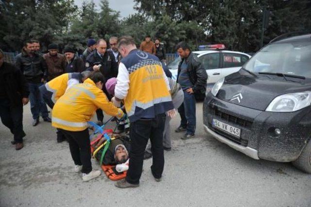 Hafif Ticari Aracın Çarptığı Simitçi Yaralandı