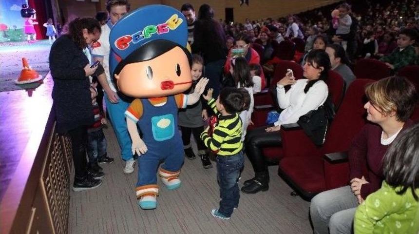 Pepe, Yenimahalleli Miniklerle Buluştu