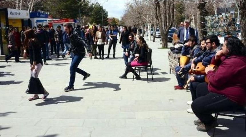 Tiyatroya Sazlı S&ouml;zl&uuml; Davet