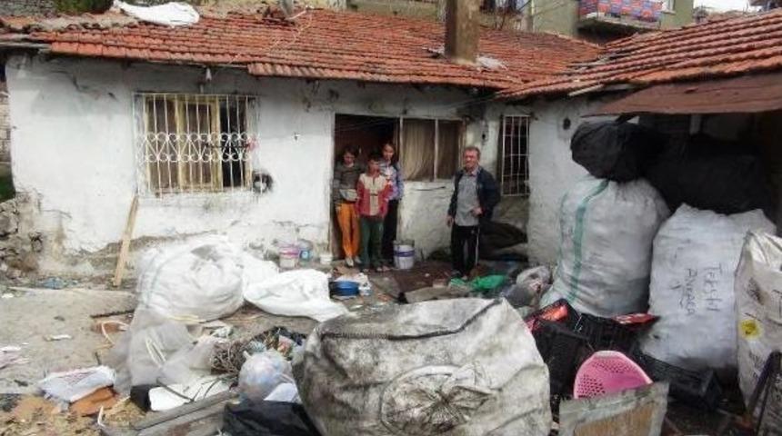 Ge&ccedil;imlerini &Ccedil;&ouml;pten Sağlayan Aileye Kızılay'dan Yardım Eli