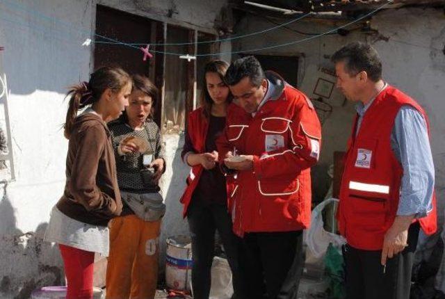 Geçimlerini Çöpten Sağlayan Aileye Kızılay'dan Yardım Eli