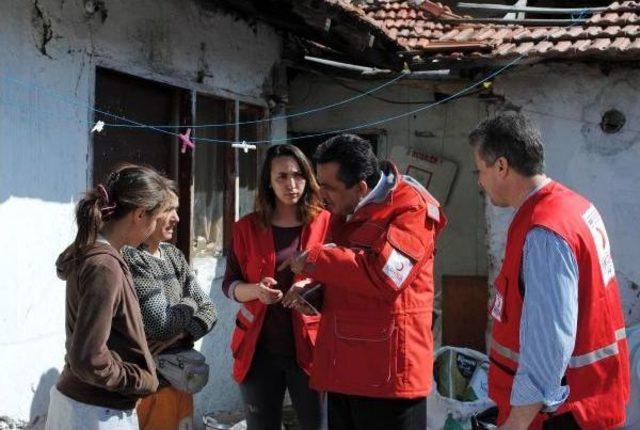 Geçimlerini Çöpten Sağlayan Aileye Kızılay'dan Yardım Eli