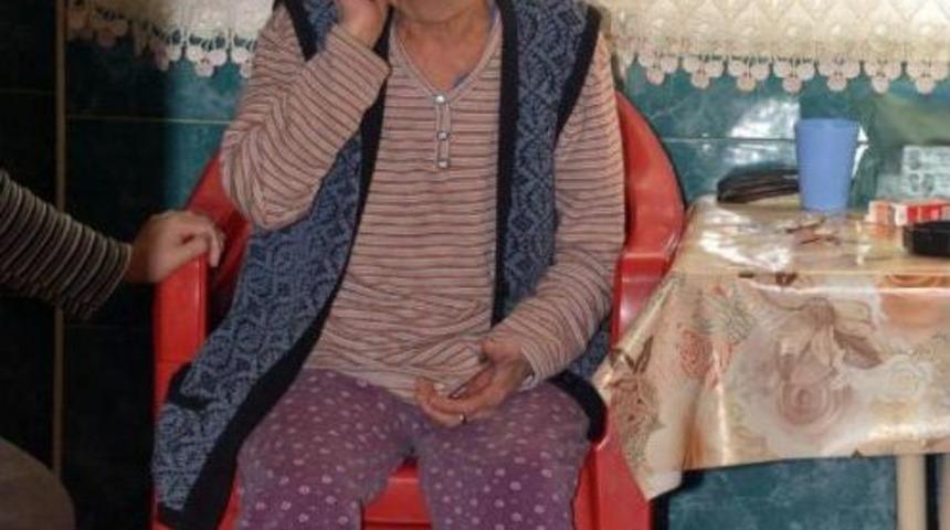 Dolandırıcıya Inandı, Evindeki Parayı Poşetle Balkondan Attı