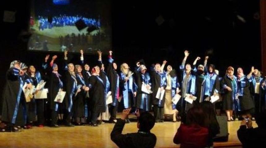 'anne &Uuml;niversitesi' Ilk Mezunlarını Verdi