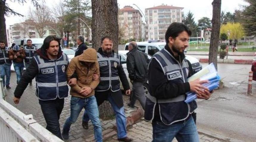 Okula Giren Hırsızlar Yakalandı