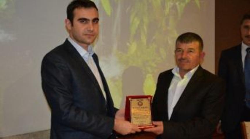 Kaymakam &Ouml;z&ccedil;elik, Emekliye Ayrılan Personeline Plaket Verdi