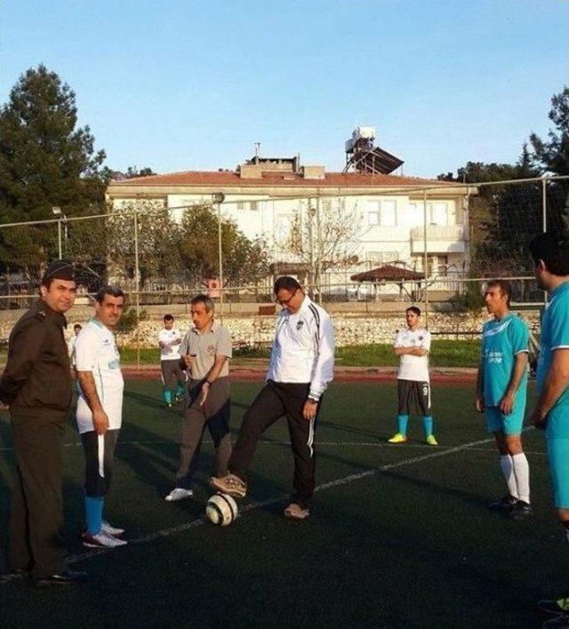 Kurumlar Arası Futbol Turnuvasında İlk Vuruşu Kaymakam Sarıfakıoğluları Yaptı