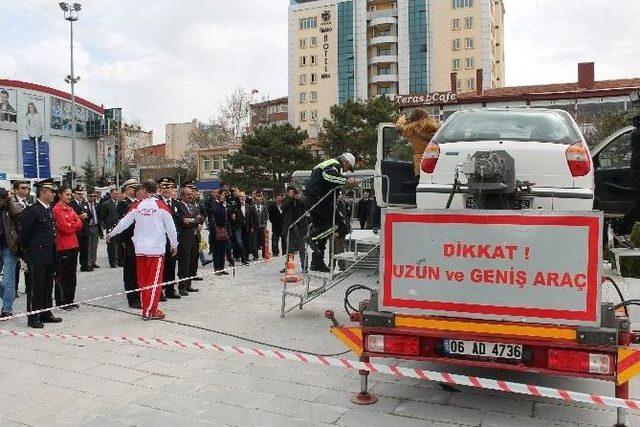 Polisler, Emniyet Kemerinin Önemine “simülasyon Aracı” İle Vurgu Yaptılar