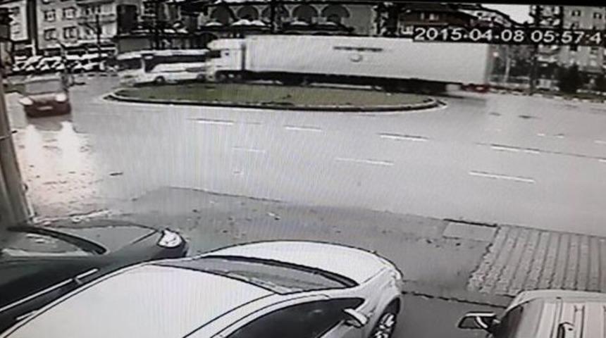 &Ouml;ğrenci Servisi İle Tır&rsquo;ın &Ccedil;arpıştığı Kaza G&uuml;venlik Kamerasında