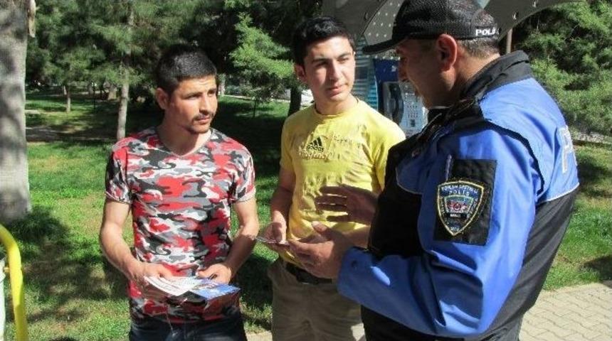 Nizip&rsquo;te Polis Vatandaşa Broş&uuml;r Dağıttı