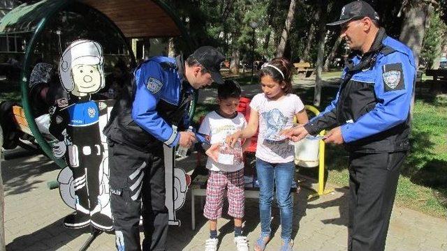 Nizip’te Polis Vatandaşa Broşür Dağıttı