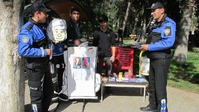 Nizip’te Polis Vatandaşa Broşür Dağıttı