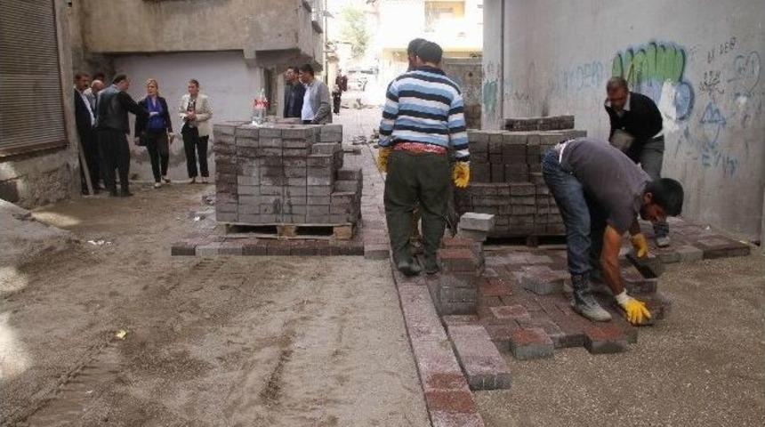 Eşbaşkan Akat, Bağlar&rsquo;da Parke Taşı Ve Kaldırım &Ccedil;alışmalarını Denetledi