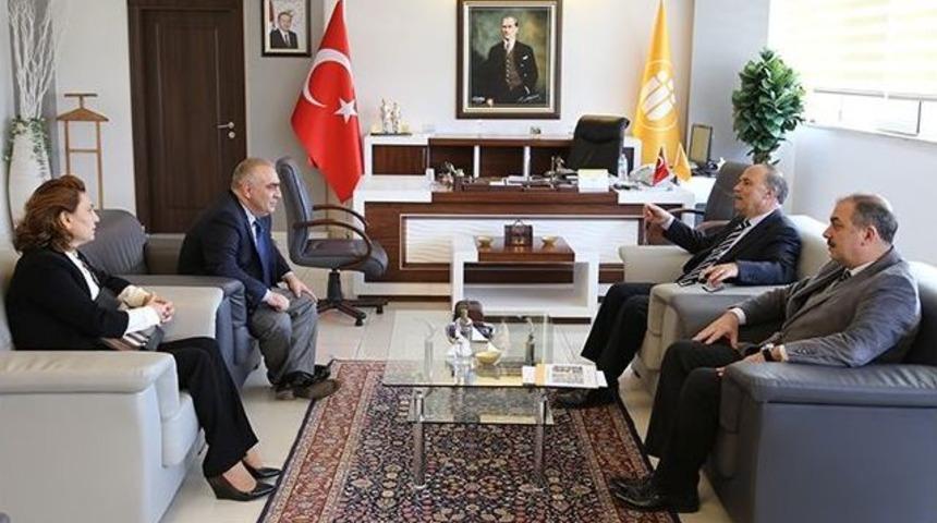 R&ouml;nesans Eğitim Vakfı, Rekt&ouml;r &Ccedil;elik&rsquo;i Ziyaret Etti