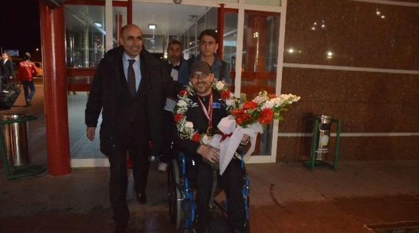 Asya Şampiyonu &Ccedil;i&ccedil;eklerle Karşılandı