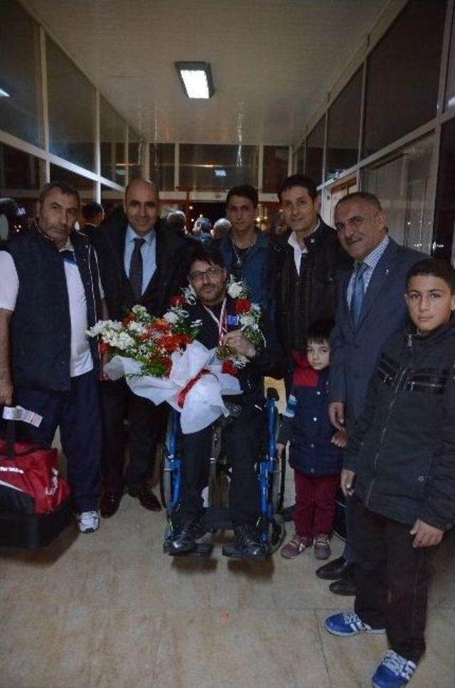 Asya Şampiyonu Çiçeklerle Karşılandı 1